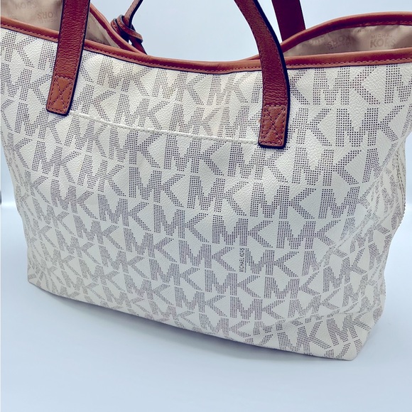 ✨MICHAEL KORS SIGNATURE MK WHITE LARGE TOTE✨ - Picture 2 of 8